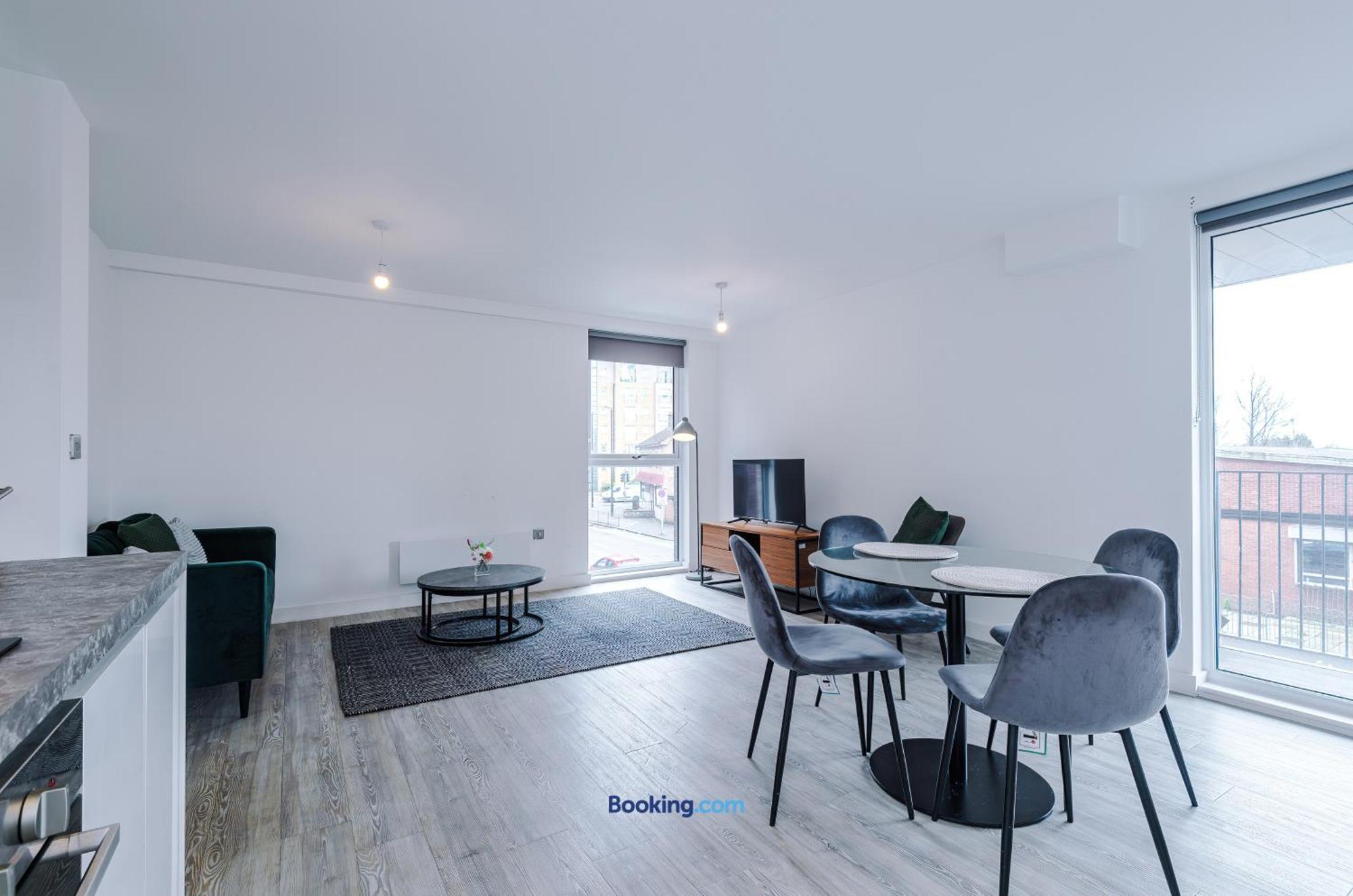 Modern 2 Bed Apartment With Balcony By Host A Home Manchester Kültér fotó