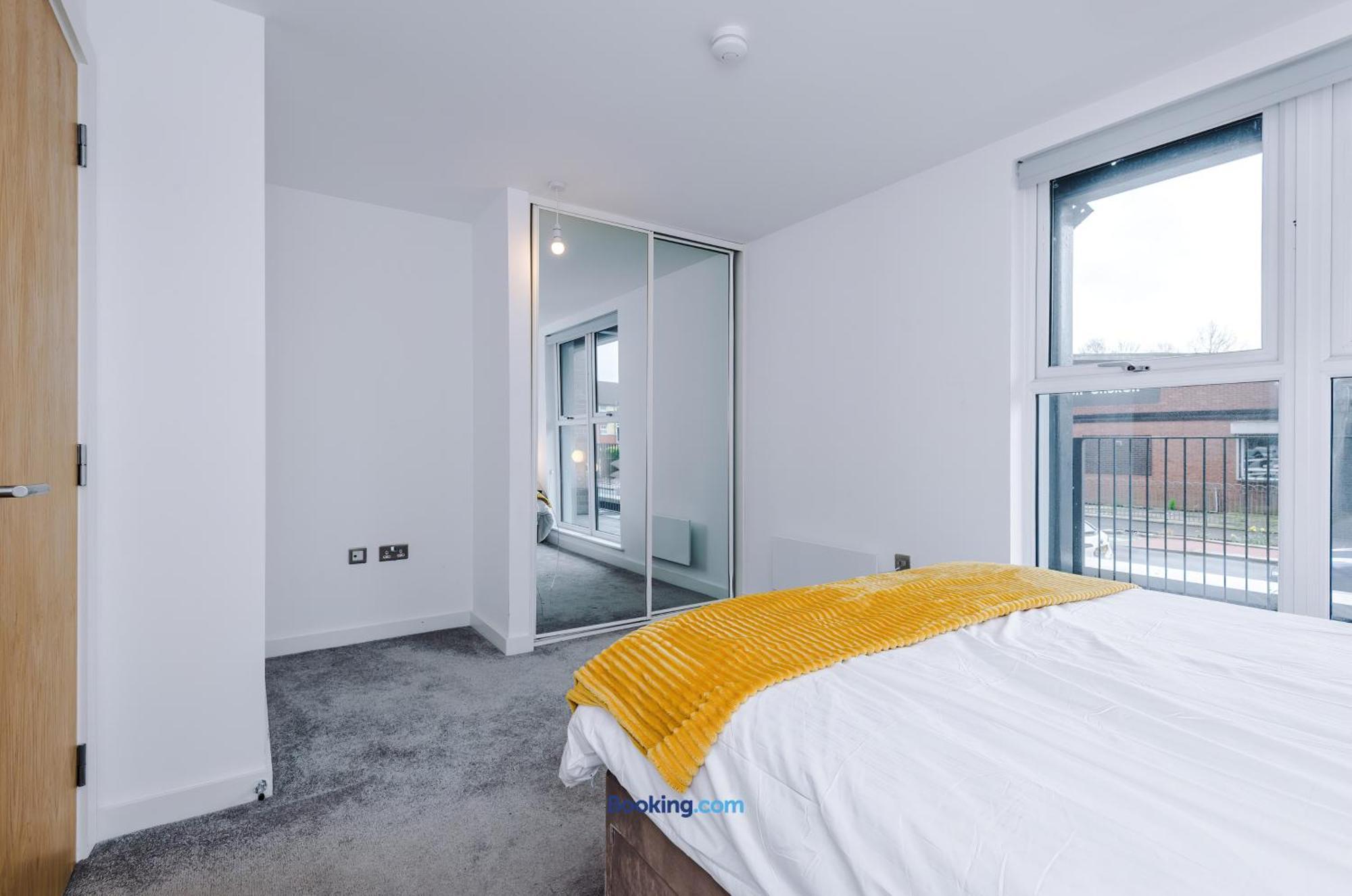 Modern 2 Bed Apartment With Balcony By Host A Home Manchester Kültér fotó