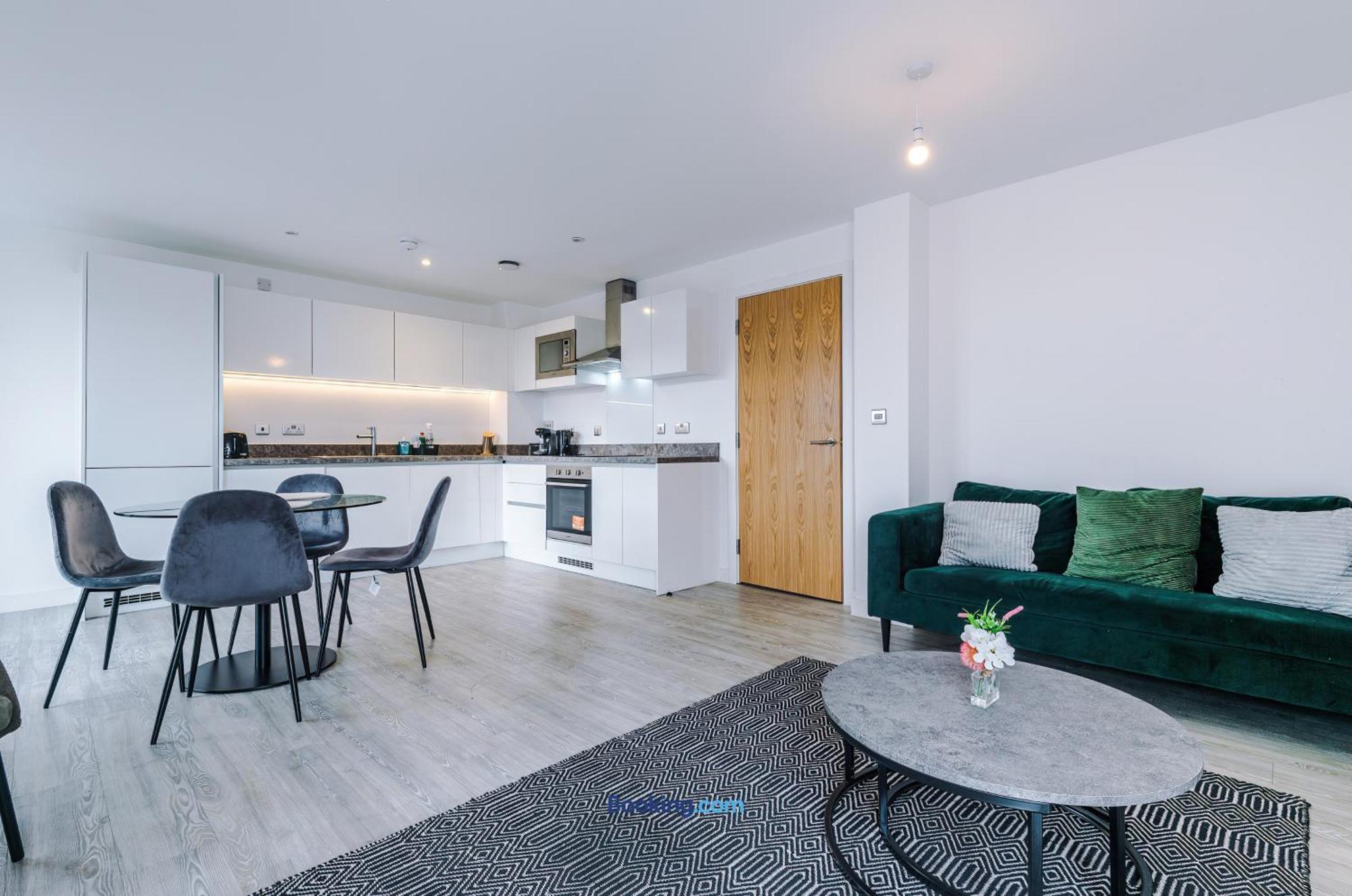 Modern 2 Bed Apartment With Balcony By Host A Home Manchester Kültér fotó