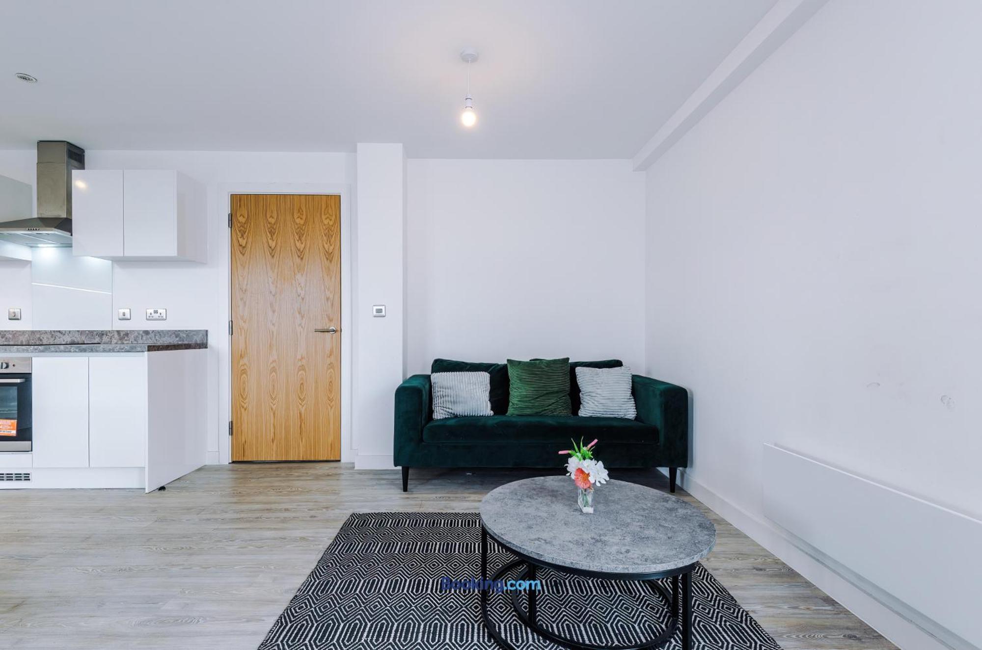 Modern 2 Bed Apartment With Balcony By Host A Home Manchester Kültér fotó